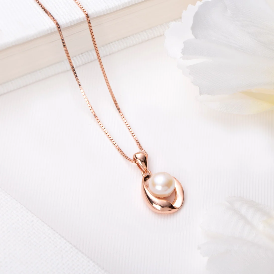 Pearlescent Elegance Rose Gold-Plated 925 Sterling Silver Pendant with Chain